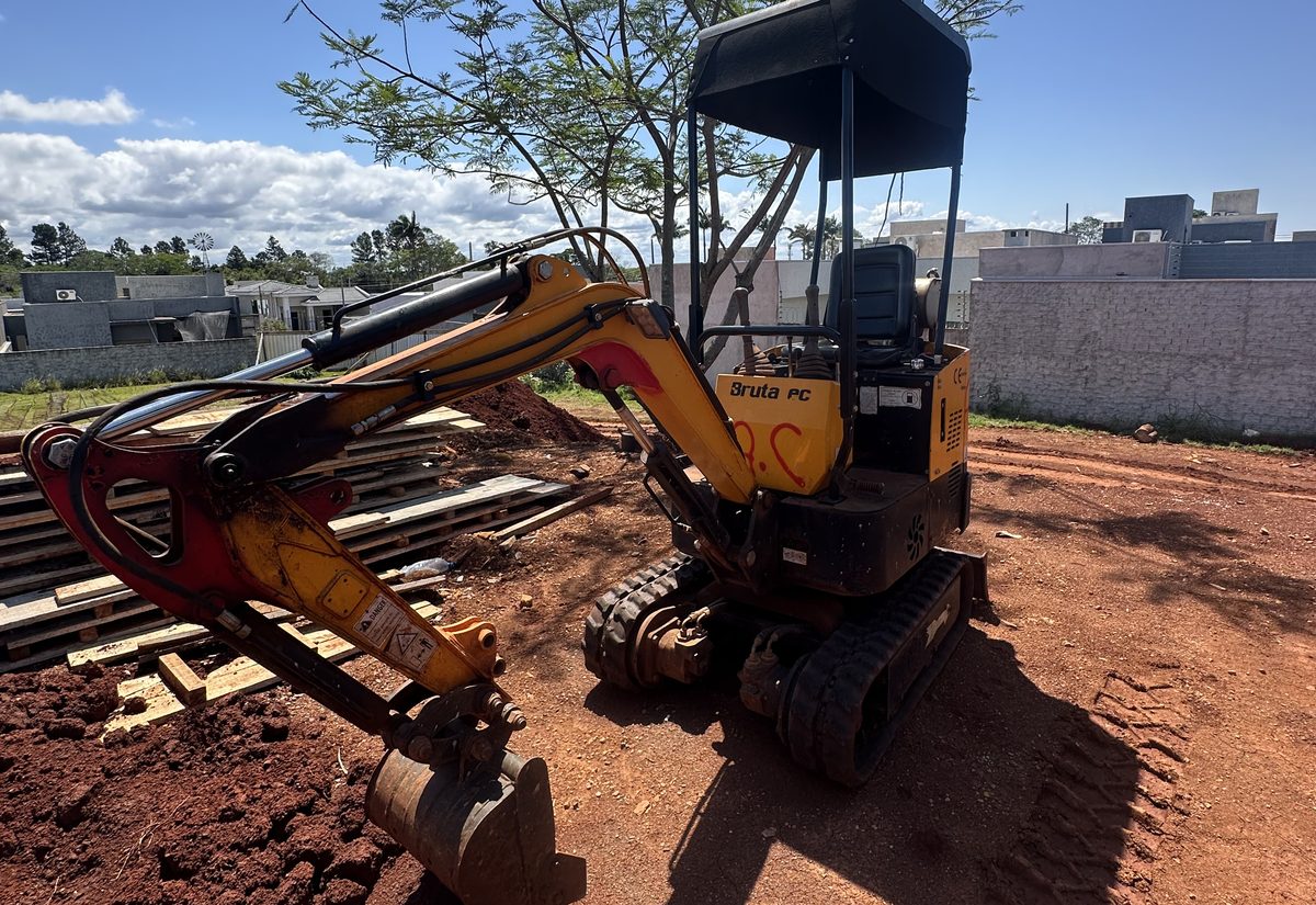 Miniescavadeira da L2K escavando terreno