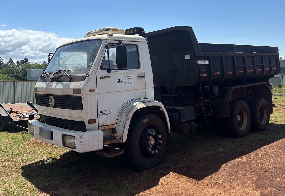 Caminhão basculante da L2K para retirada de terra e entulho